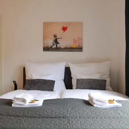Ama Amali Mit Balkon Wlan Smart Tv Parkplatz In Lage Ideal Fuer Familien Paare Geschaeftsreisende Apartment Hiddenhausen
