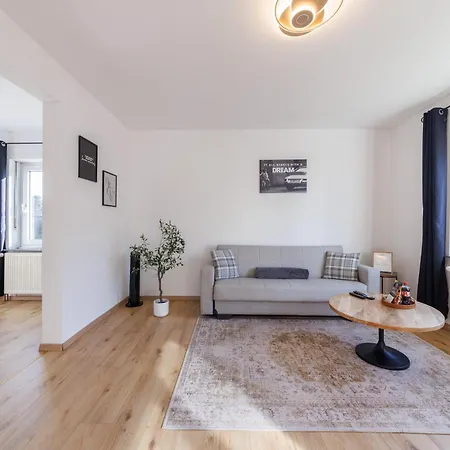 Ruhiges Business Mit Balkon & Parkplatz - Ama Amali *
