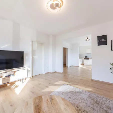 Ama Amali - Modernes Mit Balkon & Parkplatz - Ideal Fuer Business & Komfort