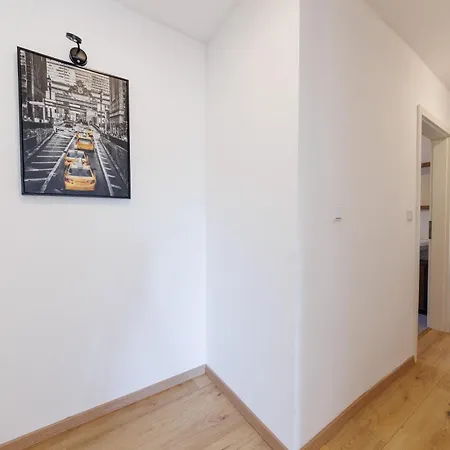 Ruhiges Business Mit Balkon & Parkplatz - Ama Amali